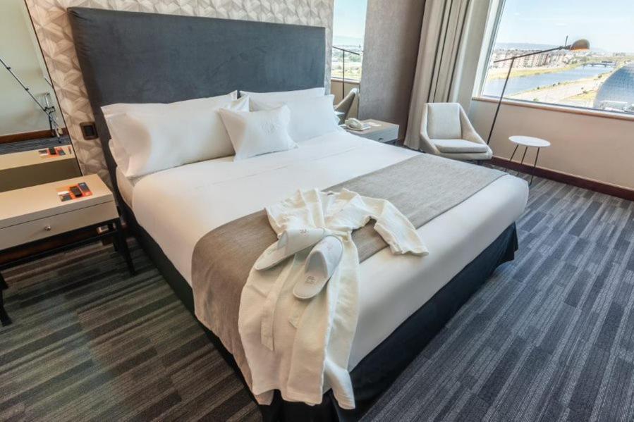 Mds Hotel 콘셉시온 외부 사진 A bed with a duvet