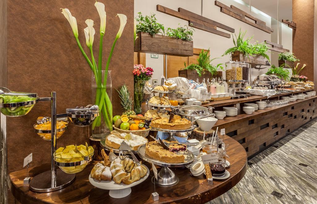 Mds Hotel 콘셉시온 외부 사진 A buffet at a hotel